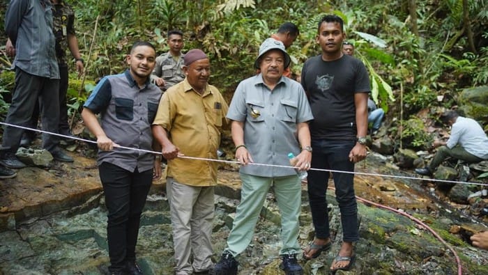Batu Giok Raksasa Ditemukan di Hutan Aceh, Beratnya Capai 5 Ribu Ton Batu giok raksasa seberat 5 ribu ton ditemukan di hutan Nagan Raya, Aceh. Penemuan langka ini diharapkan membawa manfaat bagi masyarakat dan Indonesia. (Foto: Diskominfo Nagan Raya)