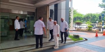 Gubernur Jawa Barat Dedi Mulyadi mendatangi Kemendagri untuk menjelaskan pengelolaan dana Rp4,17 triliun yang disebut mengendap di bank. (Foto: Taufiq Syarifudin/detikcom)