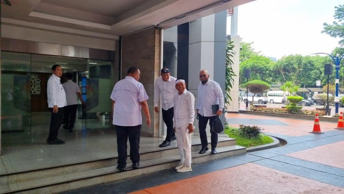 Dedi Mulyadi Temui Kemendagri Bahas Dana Daerah Rp4,17 Triliun Gubernur Jawa Barat Dedi Mulyadi mendatangi Kemendagri untuk menjelaskan pengelolaan dana Rp4,17 triliun yang disebut mengendap di bank. (Foto: Taufiq Syarifudin/detikcom)