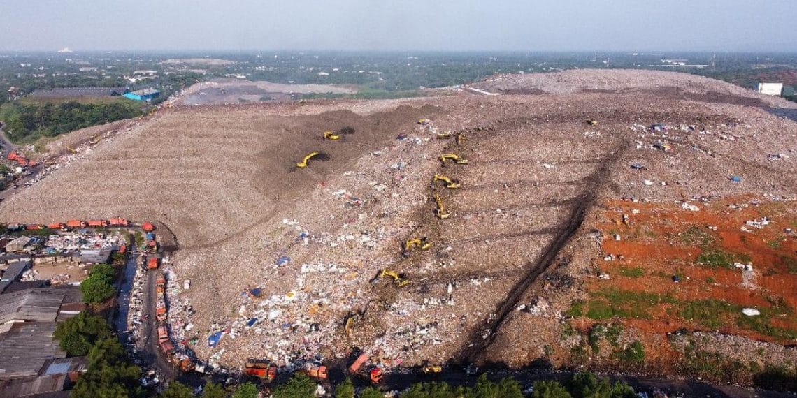 Sampah Jakarta Penuhi Bantargebang, Bekasi Siapkan Program Energi Terbarukan Dinas LH Bekasi memastikan TPST Bantargebang hanya menampung sampah dari DKI Jakarta dan siap mengolahnya menjadi energi listrik mulai 2026. (Foto: Reuters)