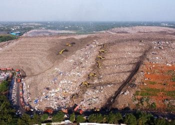 Dinas LH Bekasi memastikan TPST Bantargebang hanya menampung sampah dari DKI Jakarta dan siap mengolahnya menjadi energi listrik mulai 2026. (Foto: Reuters)