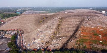 Dinas LH Bekasi memastikan TPST Bantargebang hanya menampung sampah dari DKI Jakarta dan siap mengolahnya menjadi energi listrik mulai 2026. (Foto: Reuters)