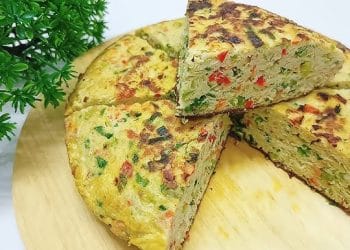 Telur dadar tebal tanpa tepung berwarna keemasan (Foto: Youtube @Uli's Kitchen)