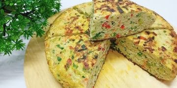 Telur dadar tebal tanpa tepung berwarna keemasan (Foto: Youtube @Uli's Kitchen)