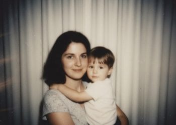 Gemini AI tengah jadi tren untuk menggabungkan foto masa kecil dan masa kini. Berikut panduan lengkap serta kumpulan prompt viralnya. (Foto: Gemini AI)