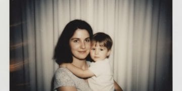 Gemini AI tengah jadi tren untuk menggabungkan foto masa kecil dan masa kini. Berikut panduan lengkap serta kumpulan prompt viralnya. (Foto: Gemini AI)