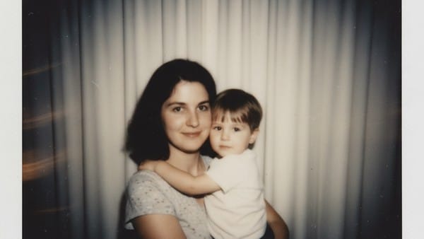 Viral Gemini AI Anak Kecil, Begini Cara Bikin Foto Masa Kecil Ketemu Diri Sendiri Gemini AI tengah jadi tren untuk menggabungkan foto masa kecil dan masa kini. Berikut panduan lengkap serta kumpulan prompt viralnya. (Foto: Gemini AI)