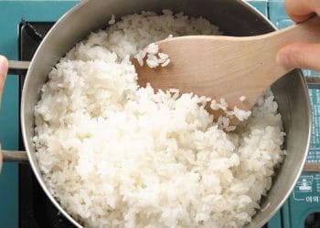 Nasi putih bisa diolah dengan cara sederhana agar kadar gulanya turun. Simak cara memasak nasi putih yang aman untuk gula darah di artikel ini. (Foto: Grid)