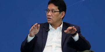 Menteri Keuangan Purbaya Yudhi Sadewa menanggapi santai isu pencalonannya sebagai cawapres. Ia mengaku tak memikirkan hal itu dan fokus pada pekerjaannya.