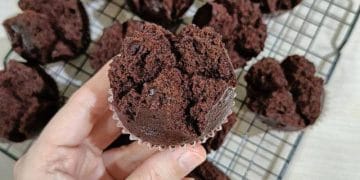Resep bolu kukus cokelat tanpa mixer yang lembut dan simpel. Cuma 7 sendok bahan, cocok untuk pemula dan anti gagal! (Sumber: instagram.com/diani_hui)