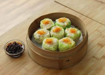 Resep dimsum dada ayam lembut dan gurih yang mudah dibuat di rumah. Camilan sehat, hemat, dan cocok untuk bekal atau sajian keluarga. (Foto: YouTube.com/Devina Hermawan)