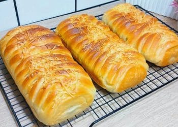 Resep roti pisang kepang tanpa oven yang lembut dan wangi ini mudah dibuat di rumah. Camilan manis hemat, cocok untuk ide jualan atau sarapan spesial. (Foto: YouTube.com/vieeCook)