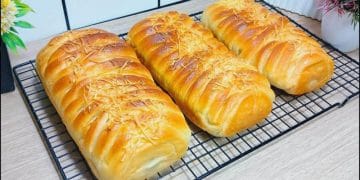 Resep roti pisang kepang tanpa oven yang lembut dan wangi ini mudah dibuat di rumah. Camilan manis hemat, cocok untuk ide jualan atau sarapan spesial. (Foto: YouTube.com/vieeCook)