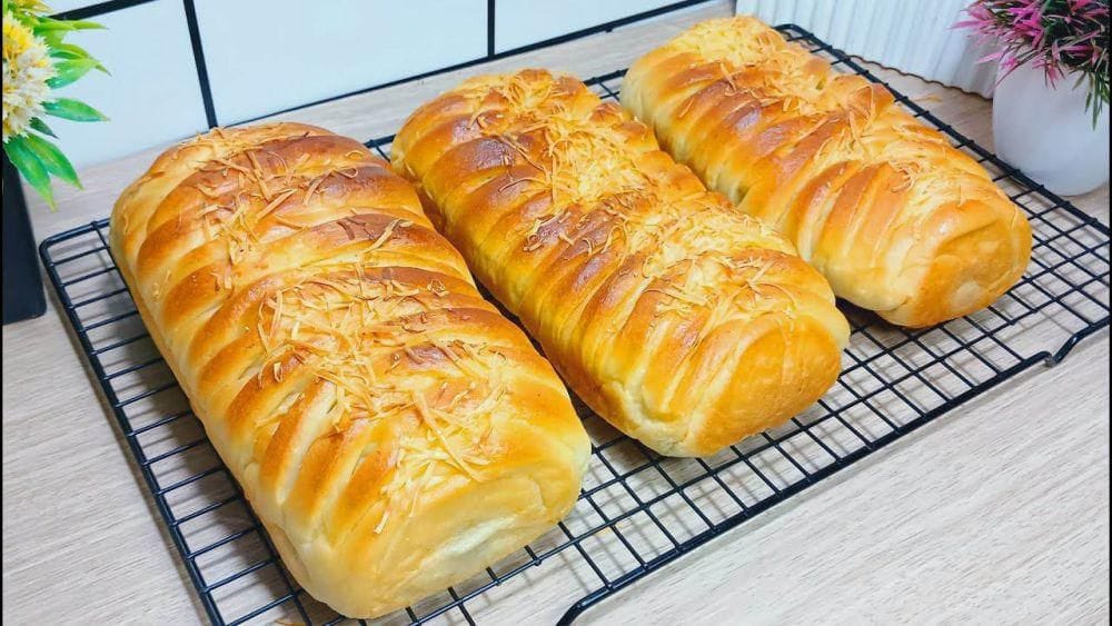 Roti Pisang Kepang Tanpa Oven: Lembut, Wangi, dan Gurihnya Bikin Nambah Lagi! Resep roti pisang kepang tanpa oven yang lembut dan wangi ini mudah dibuat di rumah. Camilan manis hemat, cocok untuk ide jualan atau sarapan spesial. (Foto: YouTube.com/vieeCook)