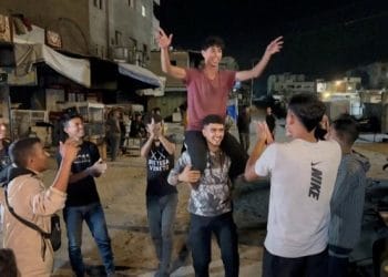 Israel dan Hamas menyepakati tahap awal kesepakatan damai di Gaza. Warga Palestina menyambut gembira. (Foto: REUTERS Via Detik).