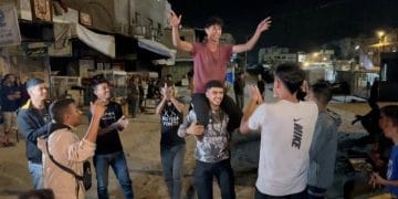 Israel dan Hamas menyepakati tahap awal kesepakatan damai di Gaza. Warga Palestina menyambut gembira. (Foto: REUTERS Via Detik).