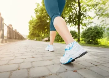 Japanese walking adalah teknik jalan kaki cepat dan lambat bergantian yang efektif membakar lemak dan cocok untuk pemula maupun lansia. (Foto: Adobe Stock).