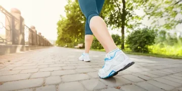 Japanese walking adalah teknik jalan kaki cepat dan lambat bergantian yang efektif membakar lemak dan cocok untuk pemula maupun lansia. (Foto: Adobe Stock).