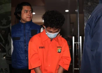 Polisi tangkap pria asal Sulut yang mengaku Bjorka. Klaim retas 4,9 juta data nasabah, jual di dark web, dan terima bayaran dalam bentuk kripto. (Sumber: ANTARA FOTO/Reno Esnir/nym)