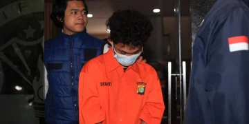 Polisi tangkap pria asal Sulut yang mengaku Bjorka. Klaim retas 4,9 juta data nasabah, jual di dark web, dan terima bayaran dalam bentuk kripto. (Sumber: ANTARA FOTO/Reno Esnir/nym)