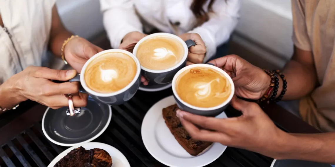 Gaya hidup ngopi yang marak di kalangan anak muda disebut bisa memengaruhi penyerapan zat besi dan meningkatkan risiko anemia. (Foto: Popline.id)
