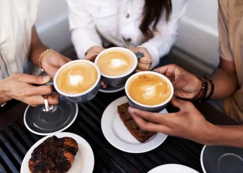Gaya hidup ngopi yang marak di kalangan anak muda disebut bisa memengaruhi penyerapan zat besi dan meningkatkan risiko anemia. (Foto: Popline.id)