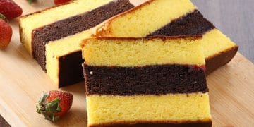 Resep lapis Surabaya ekonomis yang lembut dan wangi butter ini cocok untuk camilan nostalgia di rumah. Irit telur tapi tetap enak dan mewah. (Foto: Sajian Sedap)