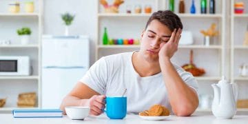 Mengantuk di siang hari? Bisa jadi karena pola makanmu. Kenali makanan penyebab kantuk dan solusi agar tetap fokus bekerja. (Foto: inthebox.net)