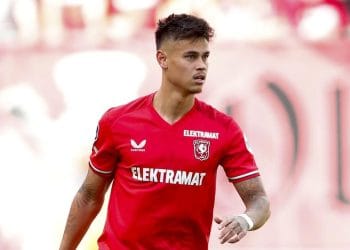 FC Twente memberi tawaran kontrak baru bernilai lebih tinggi untuk Mees Hilgers yang belum bermain musim ini karena konflik dengan klub. (Foto: bart stoutjesdijk/anp via getty images)