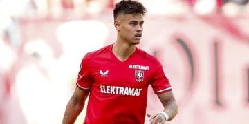 FC Twente memberi tawaran kontrak baru bernilai lebih tinggi untuk Mees Hilgers yang belum bermain musim ini karena konflik dengan klub. (Foto: bart stoutjesdijk/anp via getty images)