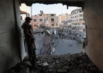 Meski Israel dan Hamas sepakat gencatan senjata, serangan udara tetap berlangsung di Gaza. (Foto: REUTERS/Ramadan Abed)