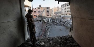 Meski Israel dan Hamas sepakat gencatan senjata, serangan udara tetap berlangsung di Gaza. (Foto: REUTERS/Ramadan Abed)