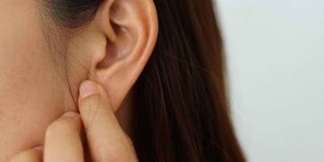 Telinga berperan penting untuk pendengaran dan keseimbangan. Kenali fungsi, bagian, serta tips merawat telinga agar tetap sehat dan terhindar dari infeksi. (Foto: Alodoktoer)