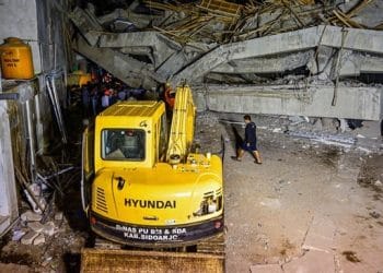Badan SAR Nasional (Basarnas) menjelaskan alasan mereka tidak bisa mengoptimalkan penggunaan alat berat dalam proses evakuasi korban. (Sumber: AFP/JUNI KRISWANTO)