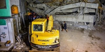 Badan SAR Nasional (Basarnas) menjelaskan alasan mereka tidak bisa mengoptimalkan penggunaan alat berat dalam proses evakuasi korban. (Sumber: AFP/JUNI KRISWANTO)