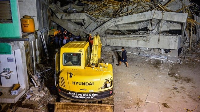 Basarnas Beberkan Risiko Fatal Pakai Alat Berat di Evakuasi Ponpes Sidoarjo Badan SAR Nasional (Basarnas) menjelaskan alasan mereka tidak bisa mengoptimalkan penggunaan alat berat dalam proses evakuasi korban. (Sumber: AFP/JUNI KRISWANTO)