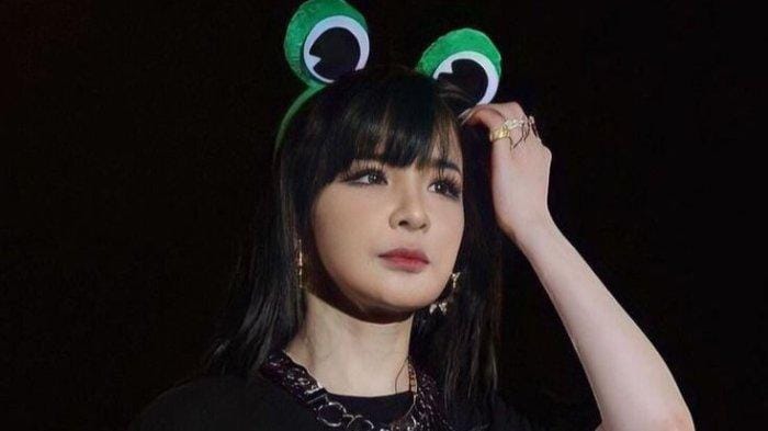 Agensi Park Bom Klarifikasi Isu Penggelapan Gaji oleh YG Entertainment D-Nation menyatakan Park Bom tidak mengajukan gugatan resmi atas dugaan penggelapan gaji selama aktif di 2NE1 di bawah YG Entertainment. (Foto: Pinterest)