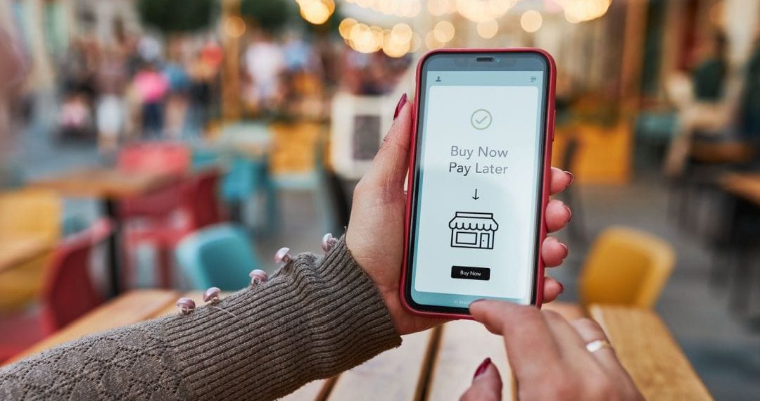 Ilustrasi penggunaan aplikasi paylater di ponsel. (Foto: julo.co.id)