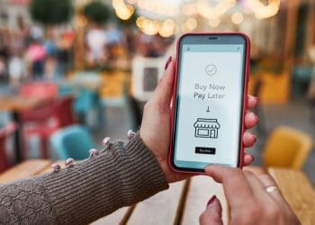 Ilustrasi penggunaan aplikasi paylater di ponsel. (Foto: julo.co.id)