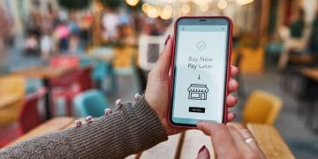 Ilustrasi penggunaan aplikasi paylater di ponsel. (Foto: julo.co.id)