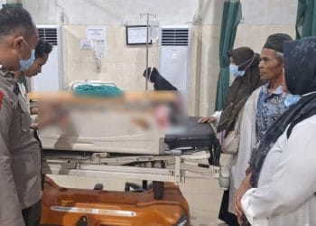 Seorang petani di Muaro Jambi diserang beruang saat menyadap karet. Korban alami luka parah di kepala dan langsung dilarikan ke rumah sakit. (Foto: http://tribunjambi.com/Muzakkir)