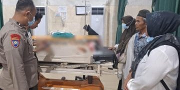 Seorang petani di Muaro Jambi diserang beruang saat menyadap karet. Korban alami luka parah di kepala dan langsung dilarikan ke rumah sakit. (Foto: http://tribunjambi.com/Muzakkir)