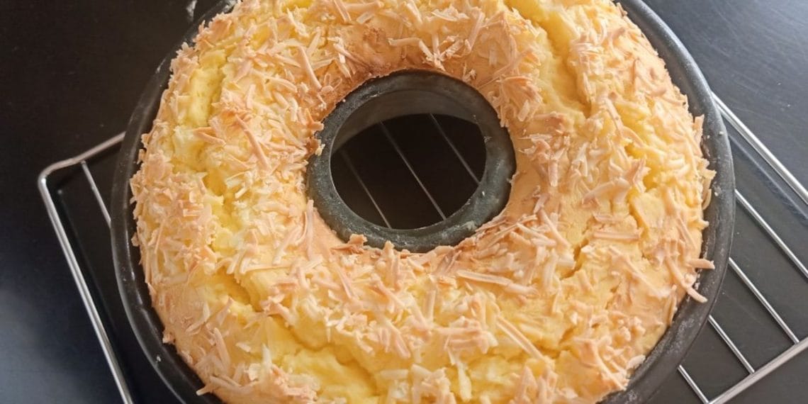 Rahasia Membuat Bolu Tape Keju Tanpa SP Tetap Lembut dan Mengembang Bingung bikin bolu tape karena takut bantat? Coba resep bolu tape keju tanpa SP ini! Hasilnya lembut, wangi, legit, dan mudah dibuat dengan bahan sederhana. (Sumber: Cookpad)