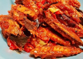 Tongkol balado sederhana dengan bumbu khas, mudah dibuat di rumah. Lauk pedas gurih favorit untuk makan siang. (Foto: Cookpad).