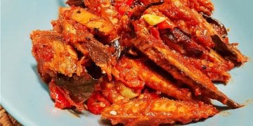 Tongkol balado sederhana dengan bumbu khas, mudah dibuat di rumah. Lauk pedas gurih favorit untuk makan siang. (Foto: Cookpad).