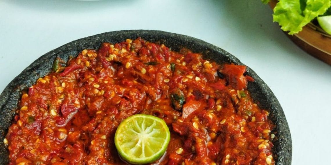 Sambal tempong khas Banyuwangi dengan tekstur kasar dan aroma jeruk limau segar, cocok disantap bersama lalapan dan ikan goreng. (Foto: Cookpad).