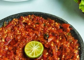 Sambal tempong khas Banyuwangi dengan tekstur kasar dan aroma jeruk limau segar, cocok disantap bersama lalapan dan ikan goreng. (Foto: Cookpad).