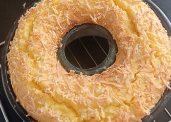 Bingung bikin bolu tape karena takut bantat? Coba resep bolu tape keju tanpa SP ini! Hasilnya lembut, wangi, legit, dan mudah dibuat dengan bahan sederhana. (Sumber: Cookpad)