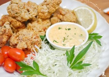 Resep Ayam Fillet ala Jepang (Karaage) renyah di luar, juicy di dalam, disajikan dengan saus tartar creamy yang cocok untuk menu praktis dan hemat. (Foto: Cookpad)