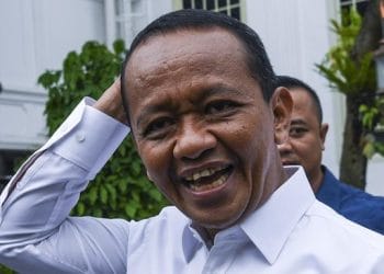 Bahlil Lahadalia pastikan BBM Pertamina mengandung etanol maksimal 5 persen dan telah lolos uji Lemigas, aman untuk kendaraan. (Foto: ANTARA FOTO/Galih Pradipta).